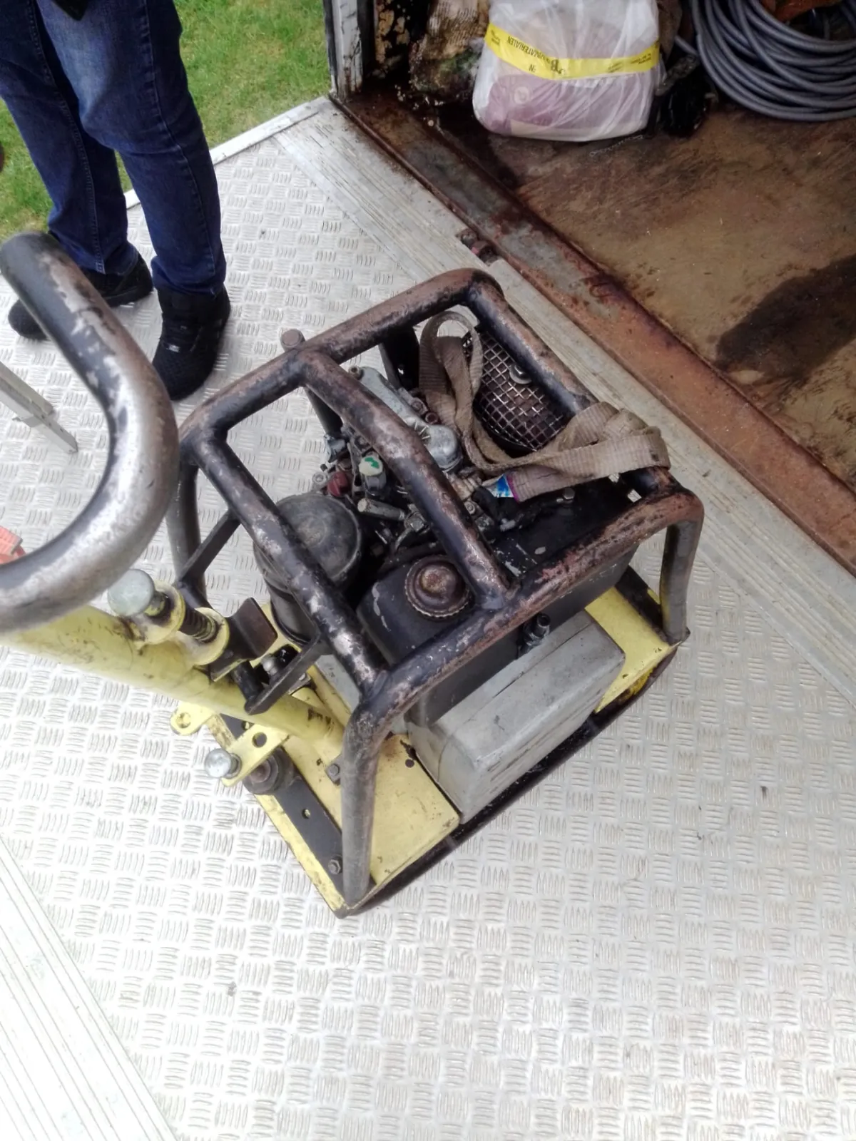 Diverse Advertenties 3 Tons Diesel trilplaat
